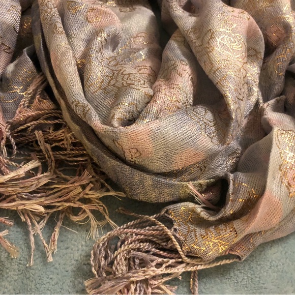 Shiny sheer tasseled classic scarf - Picture 2 of 11